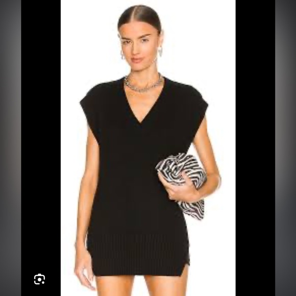 L'Academie Sweaters - L'Academie Emari V Neck Tunic in
Black | REVOLVE